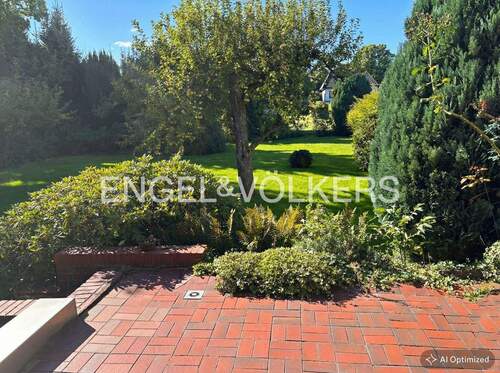 [KI-optimiertes Foto] Blick in den sonnigen Garten - Grundstück zum Kaufen in Hamburg