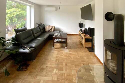 Wohnbereich mit Kaminofen - 4 Zimmer Einfamilienhaus in Lübeck