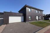 Vorderansicht - Wohnen & investieren! Modernes Zweifamilienhaus in Rotenburg