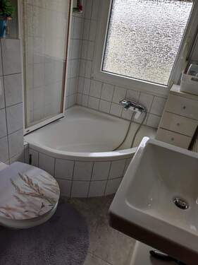 Bad mit Dusche und Fenster - 