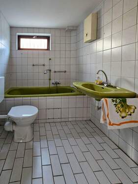 Badezimmer in der unteren Wohnung - 