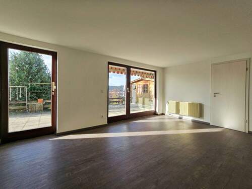 Wohnzimmer im Gartengeschoss mit Zugang zur Terrasse - 