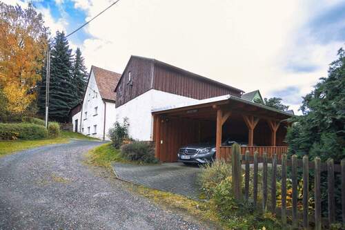 Wohnhaus mit Garagen und Carport - 