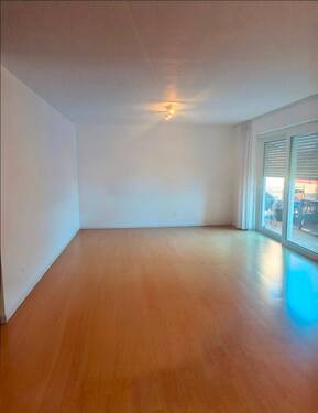 Wohn-Essbereich - Ideal für Eilige Singles oder Paare! Freundliche grosse 2-Zi. Wohnung (im 1.OG ) mit Einbauküche (Ablösefrei) & Balkon sowie Pkw Stellpl in Ochsenfurt