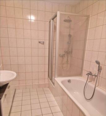 Innenliegendes Dusch & Wannenbad - 