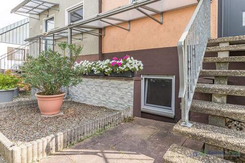 Hausansicht / Treppenauf- u. Abgänge - 5 Zimmer Doppelhaushälfte zum Kaufen in Heidesheim am Rhein