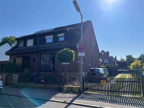 Stellplätze und Durchfahrt - 7 Zimmer Doppelhaushälfte in Berlin