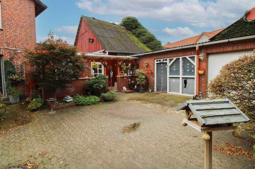 Innenhof - 8 Zimmer Mehrfamilienhaus, Wohnhaus in Wahrenholz