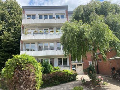 Hausansicht Sommer - Zentrales Poppenbüttel - Neu modernisierte Hochparterre-Wohnung mit Balkon - Vollbad - ab sofort