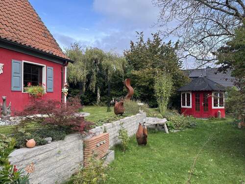 Garten und Gartenhäuschen im Spätsommer - 