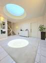 Diele mit Oberlicht und Treppe Glasgeländer - 