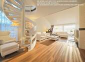 Wohnzimmer mit Treppe zur Galerie - 