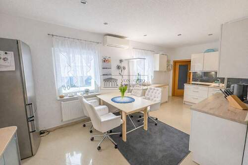 Moderne Einbauküche - 4 Zimmer Mehrfamilienhaus, Wohnhaus zum Kaufen in Berlin