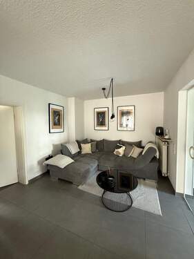 Wohnzimmer - Moderne 3-ZKB Erdgeschosswohnung mit eigenem Garten und separatem Eingang