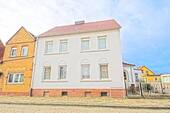 Hausansicht / Straßenseite - 7 Zimmer Mehrfamilienhaus, Wohnhaus zum Kaufen in Zahna-Elster