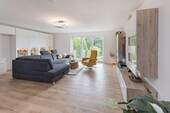 Wohnzimmer mit Blick in den Garten - Lichtdurchflutetes Familienglück: Teilmodernisierte Doppelhaushälfte mit großem Garten und Garage