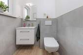 modernisiertes Gäste-WC mit Fenster - 