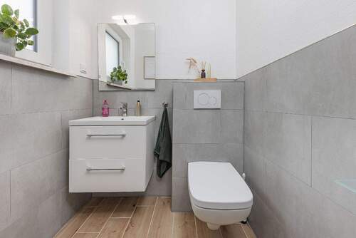 modernisiertes Gäste-WC mit Fenster - 