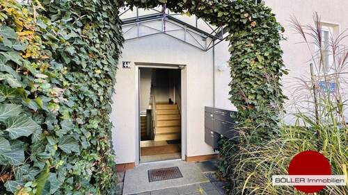 Einladend! - In top Lage: Schöne Dachgeschosswohnung mit Einbauküche und sonniger Dachterrasse!