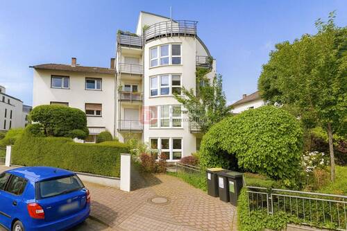 Hausansicht - Top!! Helle 3-Zimmer-Wohnung mit Einbauküche, Parkett und zwei Balkonen