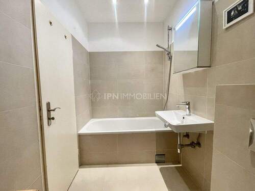 Badezimmer mit Badewanne - 