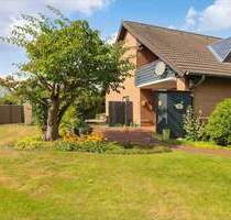 Zentrumsnah in Brackwede: Zweifamilienhaus mit Doppelgarage und großem Gartengrundstück - Bielefeld