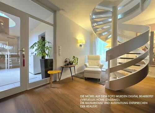 Wohnzimmer mit Treppe zur Galerie - 