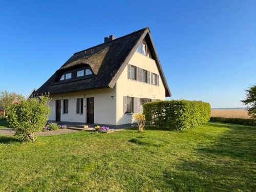 Außenansicht - Ferienhaushälfte mit traditionellem Charakter und direktem Seeblick
