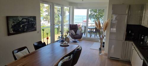 Wohn- und Esszimmer mit Blick auf die Ostsee - 3 Zimmer Etagenwohnung in Timmendorfer Strand