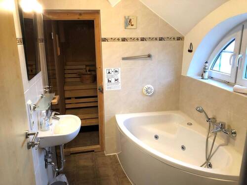 Badezimmer mit Sauna - 