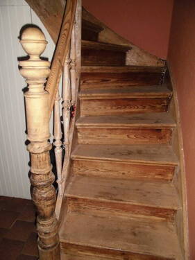 die schöne Treppe zum Obergeschoss - 