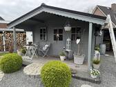 Gartenansicht mit Gartenhaus - 
