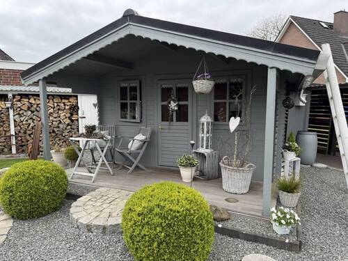 Gartenansicht mit Gartenhaus - 