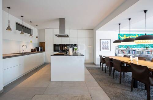 offene Küch mit Kochinsel - EINE LUXURIÖSE WOHNUNG WIE IHR EIGENES HAUS MIT EINBAUSCHRÄNKEN EINBAUKÜCHE KAMIN UND WEINKELLER