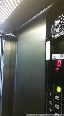 großzügiger Aufzug Firma Schindler - 