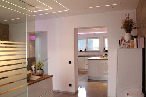 Badezimmer mit Blick in die Küche - 