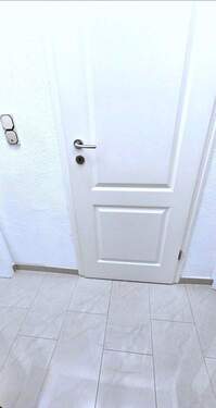 Kleiner Flur / Badtür - 