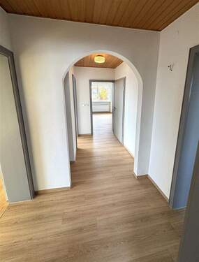 Flur mit Blick zur Küche - 