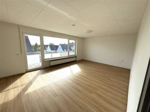 Wohnzimmer mit Zugang zum Balkon - 3 Zimmer Etagenwohnung zur Miete in Flachslanden