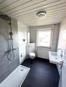 Bad mit Dusche und WC - 