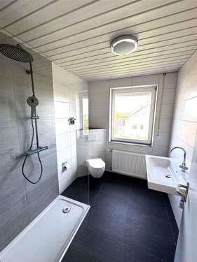 Bad mit Dusche und WC - 