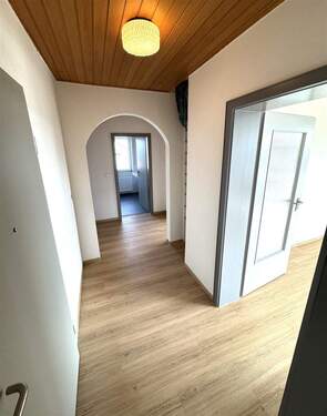 Flur mit Blick zum Bad - 