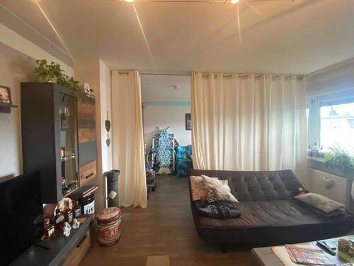 Wohnzimmer / Blick zum Schlafbereich - 1 Zimmer Etagenwohnung in Nürnberg