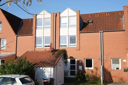 Straßenansicht - 6 Zimmer-Reihenhaus mit blickdichtem Garten, Glasfaseranschluss in Bergedorf Neuallermöhe