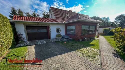 Hausansicht mit Garage - 