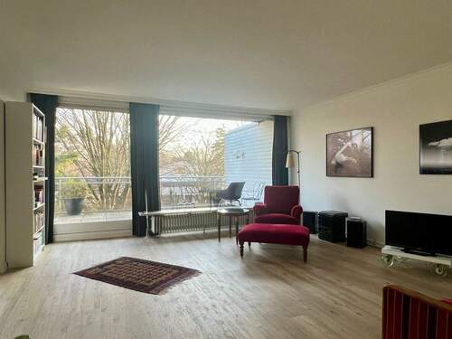 Wohnzimmer mit großen Fensterflächen - 