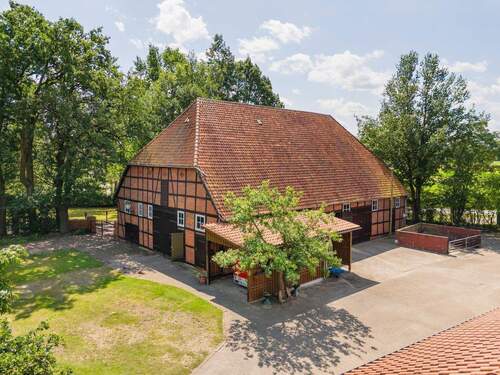 Hofplatz seitlich der Scheune - 