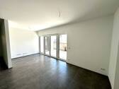Großzügiger Wohn-Essbereich - Moderne 3-Zi-Erdgeschosswohnung mit Balkon in Veitsbronn!