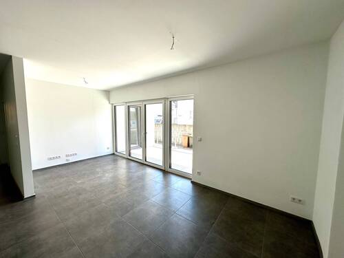 Großzügiger Wohn-Essbereich - Moderne 3-Zi-Erdgeschosswohnung mit Balkon in Veitsbronn!
