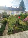 Blick Terrasse in Garten - 
